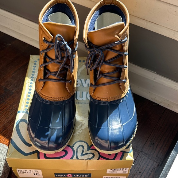 New @titude Shoes - Ladies Navy and Brown Boots Sz 11 M  New water proof